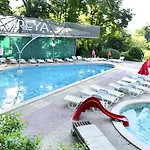 מלון Estreya Palace 4*